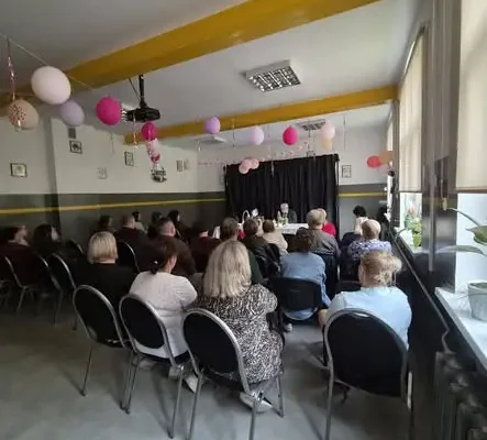 Teatr przy stoliku w Jerutkach: sztuka, emocje i domowy poczęstunek