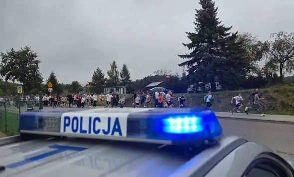 Policjanci z Olecka w Świętajnie: bezpieczeństwo i sport w jednym dniu