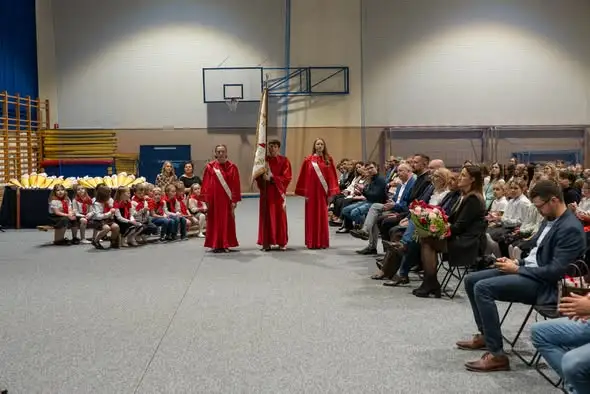 Dzień Edukacji Narodowej w Wieliczkach: ślubowanie pierwszaków i podziękowania dla nauczycieli