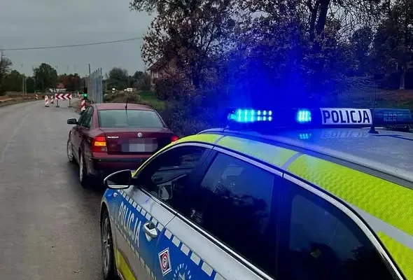 71-latka wjechała na czerwonym świetle na remontowanym odcinku drogi w Jaśkach