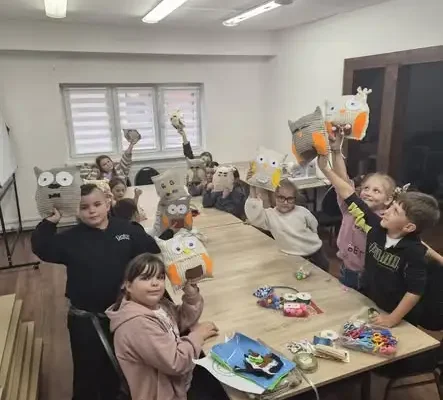 Warsztaty kreatywne: dzieci stworzyły niezwykłe sowy z miękkich materiałów