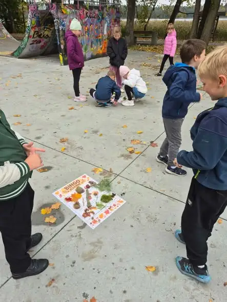 Pierwszaki z SP3 Olecko odkrywają jesień w terenie – innowacja pedagogiczna w praktyce