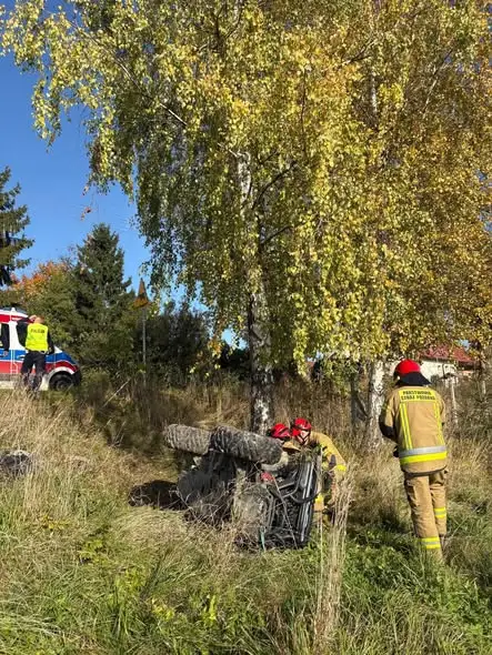 Quad wypadł z drogi w Kukowie. Kierowca trafił do szpitala