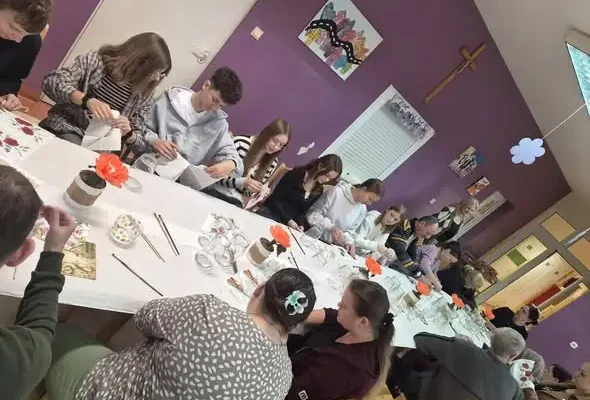 Międzypokoleniowe warsztaty decoupage w DPS w Spychowie