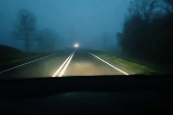 Poranne mgły nad drogami powiatu oleckiego – policja apeluje o ostrożność